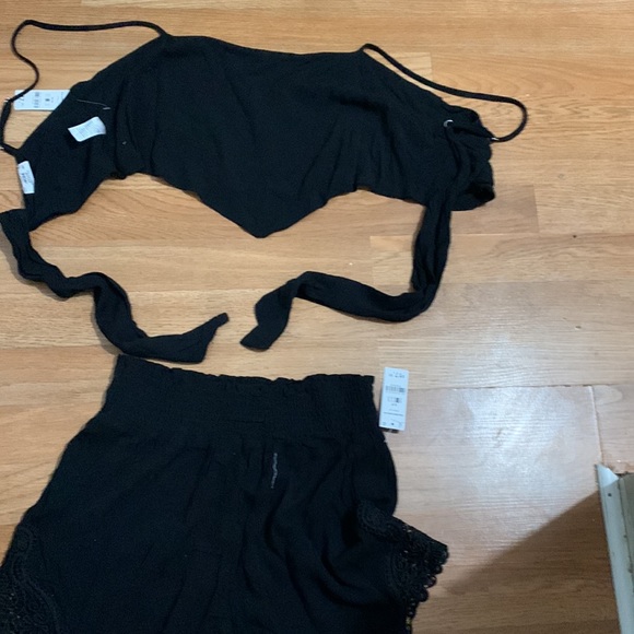 Wrinkle material pant set with crop top. It can b adjust with a back knot - Picture 3 of 6